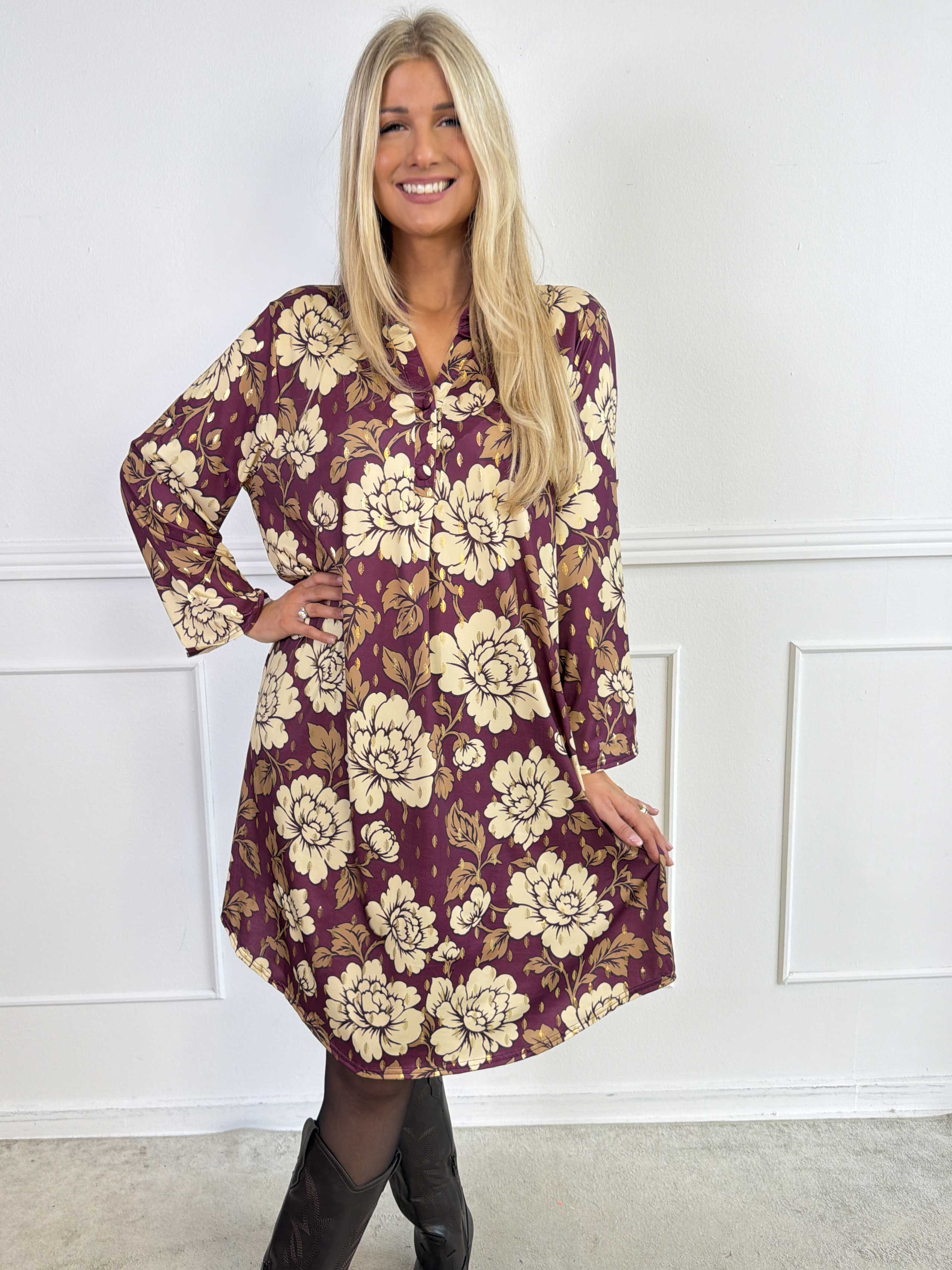 Ebba Bloom - Plus size kjole i et krølfrit stof med blomstermotiv og små gulddetaljer